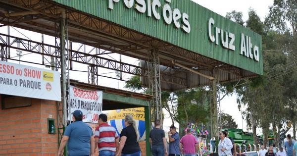2º dia da Fenatrigo com painéis sobre o agro, apresentações musicais e esporte
