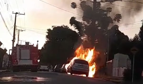 INCÊNDIO> Carro pega fogo no Bairro Ferroviário em Cruz Alta
