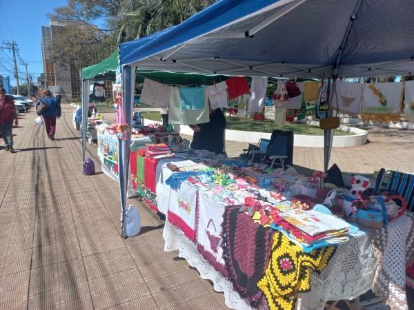 Feira de artesanato gera otimismo entre participantes; exposição segue até 17h