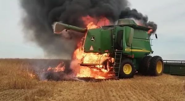 FOGO> Colheitadeira é destruída por incêndio no interior de Cruz Alta