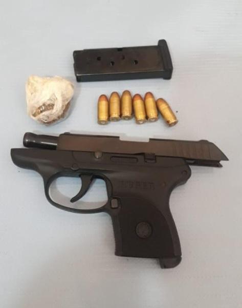 Brigada militar realiza prisão e apreende arma, munições e drogas em Cruz Alta