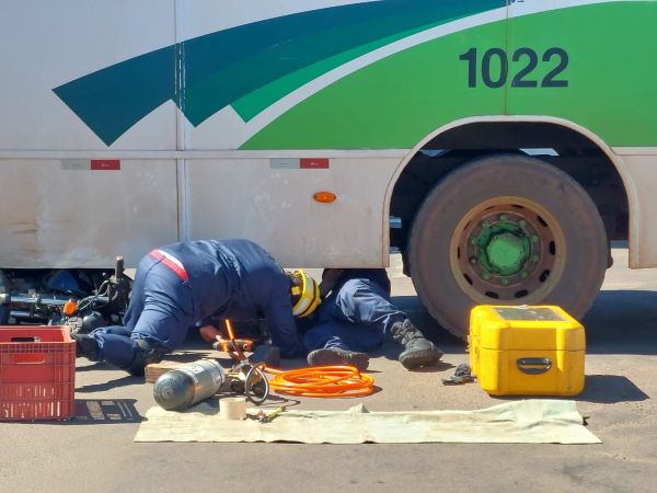 Acidente entre ônibus e motocicleta deixa ferido em rotatória do centro 
