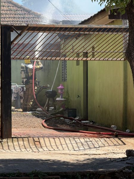 Incêndio atinge residência na Benjamin Constant e mobiliza Bombeiros 