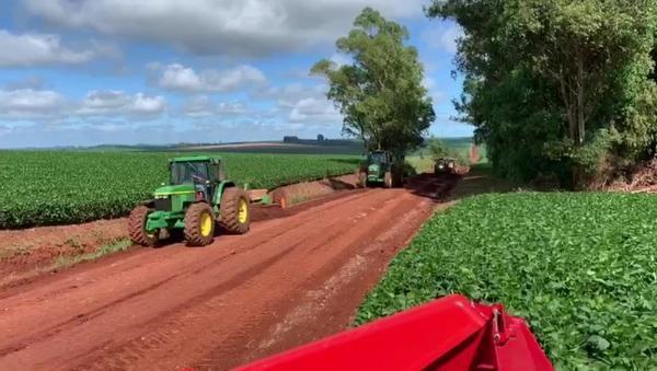 Prefeitura conta com a ajuda de produtores rurais para recuperar estradas