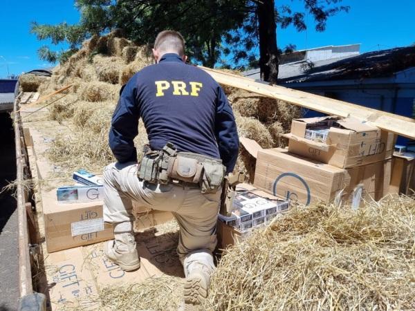 PRF prende homem e apreende 350 mil maços de cigarros em direção a Espumoso