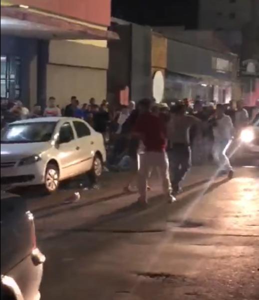 Briga generalizada na madrugada de domingo no centro de Cruz Alta