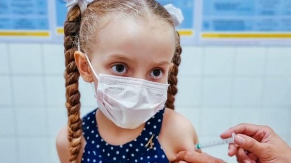 Crianças de 3 e 4 anos vacinadas com Coronavac já podem tomar reforço