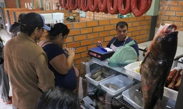 Feira do Peixe inicia com excelente movimento; vendas seguem até sexta