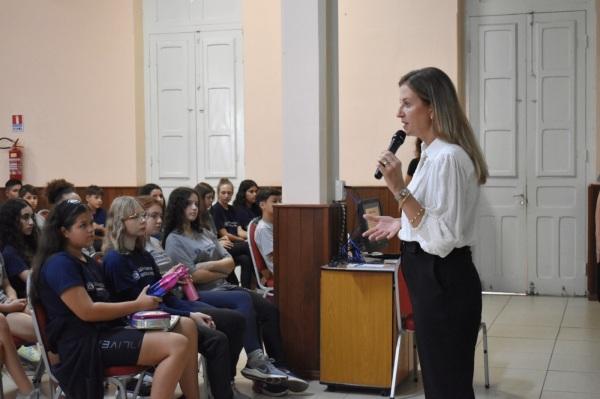 Núcleo de Justiça Restaurativa realiza palestra na Escola Santíssima Trindade
