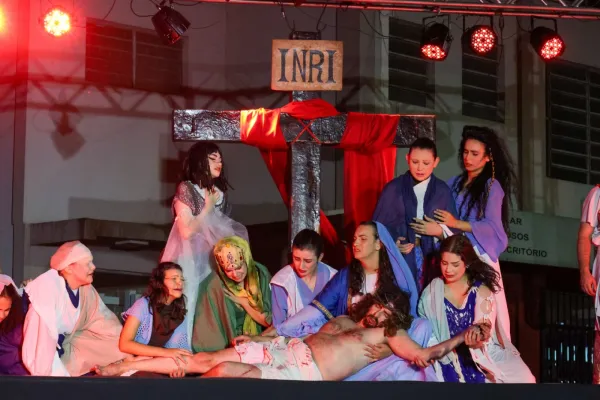 LPaixão de Cristo emociona público em Cruz Alta na Sexta-feira Santa