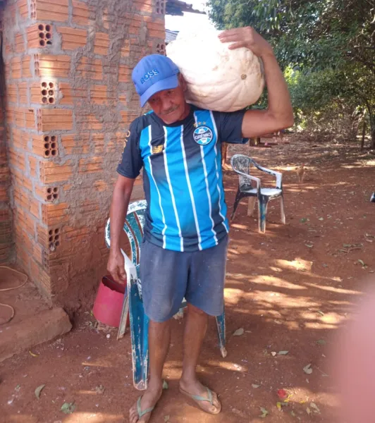 Abóbora de quase 24 quilos chama atenção em colheita em Coronel Bicaco