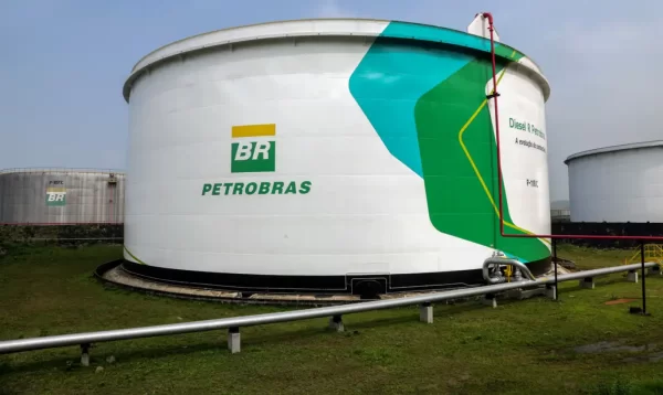 Petrobras reduz o preço do diesel para as distribuidoras em R$ 0,16