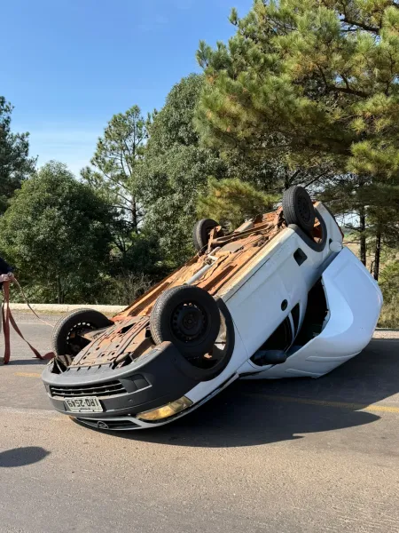 Capotamento deixa motorista ferido na BR-158, em Cruz Alta 