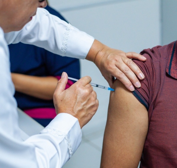 VACINAÇÃO CONTRA A COVID> Doses para grupos prioritários estão disponíveis