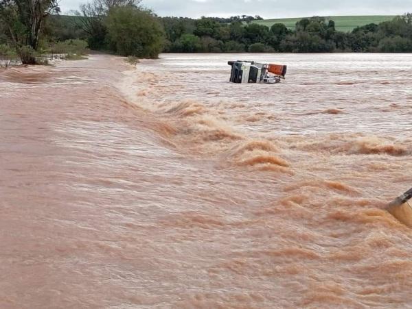 IBIRUBÁ: Viatura da Coprel é levada pelas águas; colaboradores passam bem