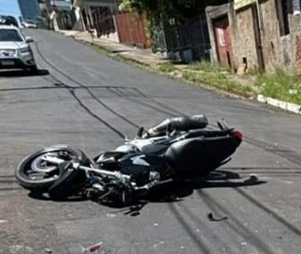 TRÂNSITO> Acidente entre carro e moto deixa motociclista ferido em Cruz Alta