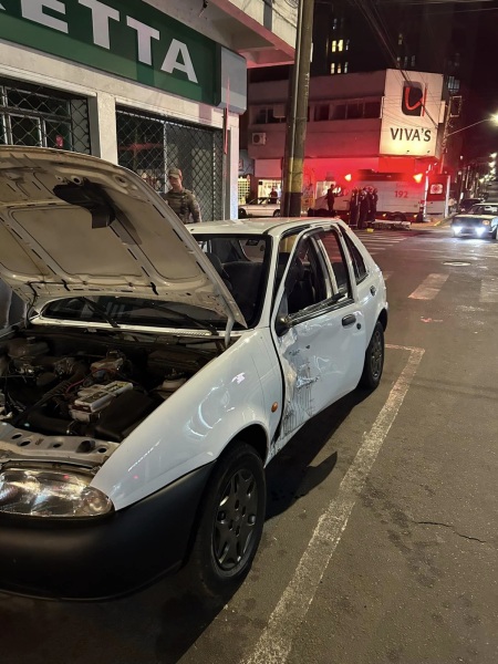 TRÂNSITO> Acidente Grave em Cruz Alta Envolve Motociclista e Carro no Centro