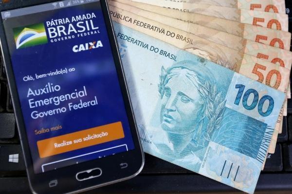 Caixa paga auxílio extra de R$ 300 a 3,3 milhões nesta segunda