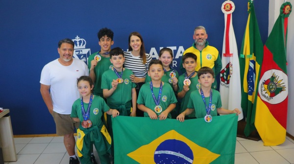 MUNDIAL DE KARATÊ> Atletas e professor foram homenageados pelas conquistas