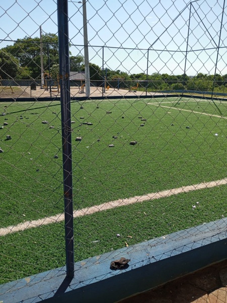 DEPREDAÇÃO> Homem é flagrado colocando pedras em quadra do Jardim Primavera 2