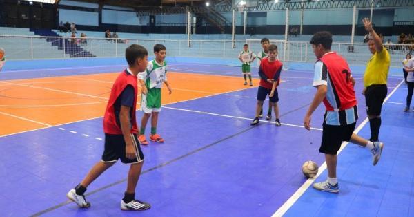 Campeonato de Escolas Municipais movimenta Ginásio de Esportes nesta segunda