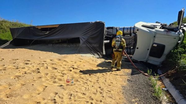 Colisão bloqueia BR-285 entre Carazinho e Passo Fundo