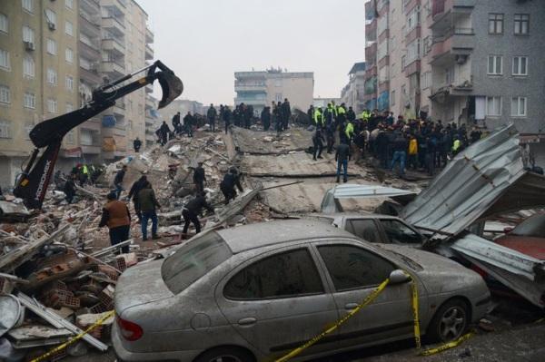 Terremoto de magnitude 7,8 mata mais de 1,6 mil na Turquia e Síria