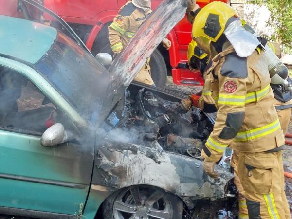 Carro incendeia na tarde desta segunda-feira em Cruz Alta