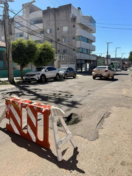 TRÂNSITO: Asfalto cede em trecho da Barão do Rio Branco no centro