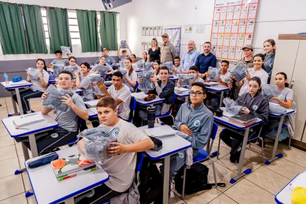 Prefeitura entrega abrigos escolares para alunos das escolas cívicas