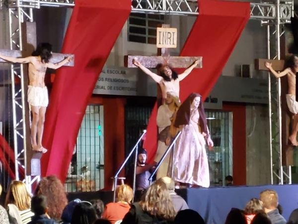 É hoje o Espetáculo A Paixão de Cristo em frente a Catedral; começa às 17h