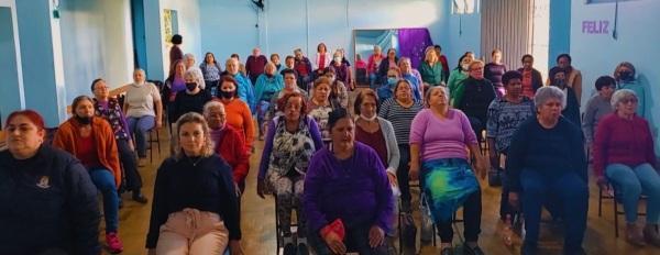 Com aulas de pilates e danças, idosos do CCI e do CRAS comemoram dia das mães