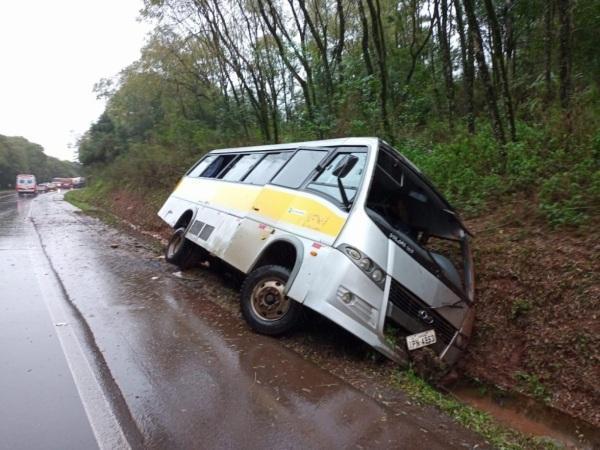 18 pessoas ficam feridas em acidente com micro-ônibus na RSC 153 na segunda