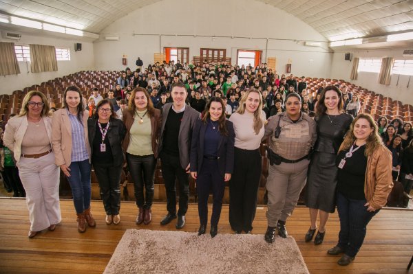 NO ANNES DIAS> Centro Maria Mulher leva ação educativa a 300 estudantes