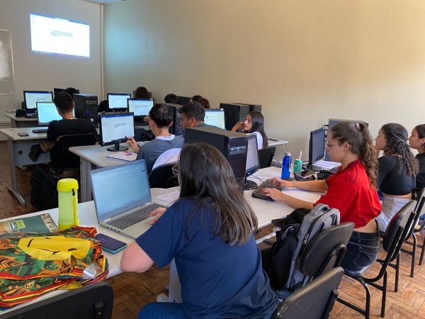 Unicruz oferece oficinas de informática para jovens do Projeto Pescar