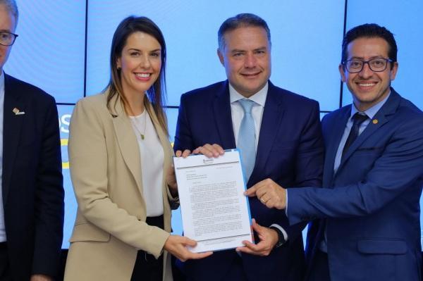 Prefeita Paula esteve reunida em Brasília com o Ministro dos Transportes 
