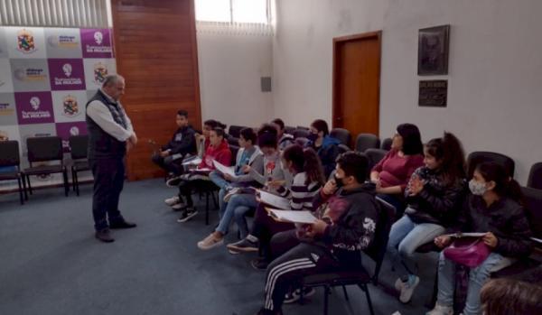 Alunos da Escola Municipal 18 de Agosto visitam a Câmara de Vereadores