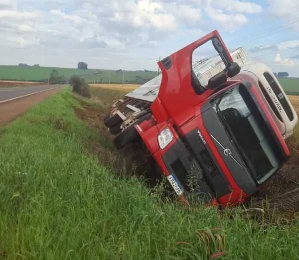 MAIS UM ACIDENTE> Caminhão tomba na RSC-377 entre Cruz Alta e Ibirubá