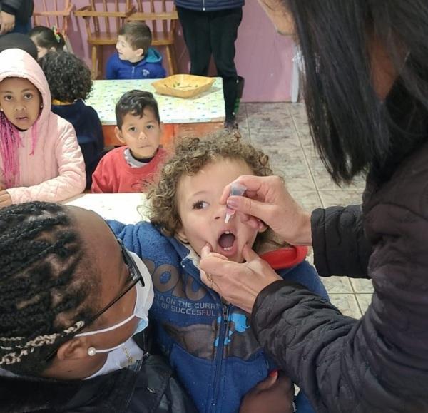 Vacinação contra a poliomielite e multi vacinação agora também nas escolas