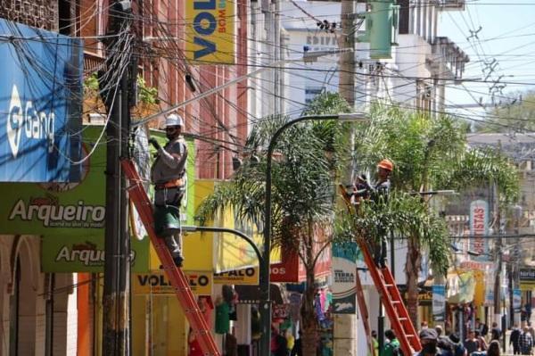 Mutirão organiza fios excedentes nos postes da Pinheiro Machado