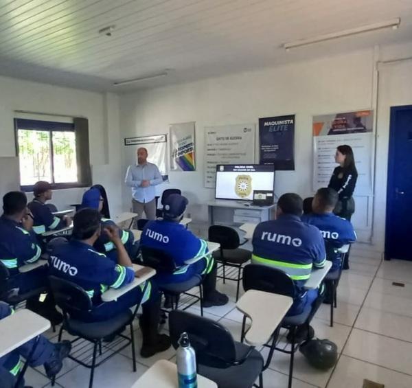 DEAM da P. Civil ministra palestra em empresa sobre violência e feminicídio