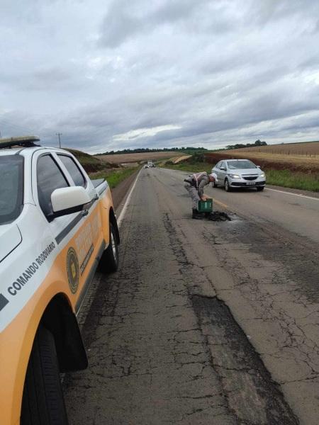 Policial Rodoviário Estadual é flagrado tapando buraco na RSC-377 em Cruz Alta