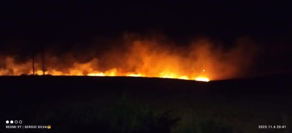 Bombeiros controlam incêndio em lavoura nos fundos do bairro Santa Terezinha 2
