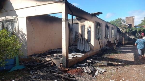 Casa é destruída pelo fogo em Salto do Jacuí