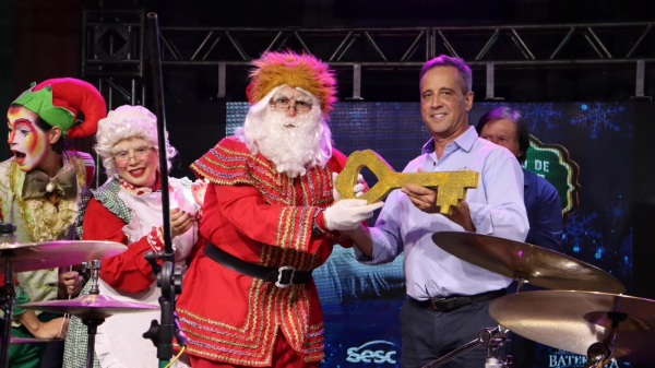UM ENCANTO DE NATAL> abertura lota a Praça Erico Verissimo na noite da quinta