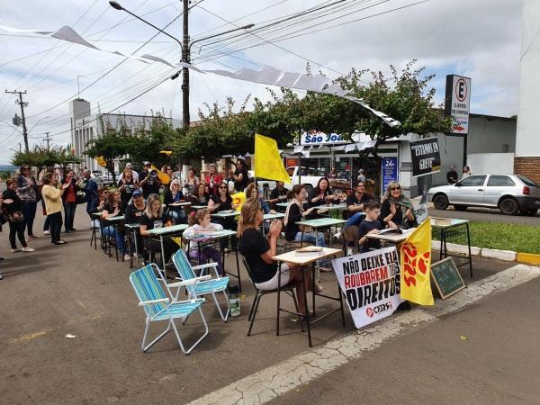 Educadores levam sala de aula para rua de Júlio de Castilhos