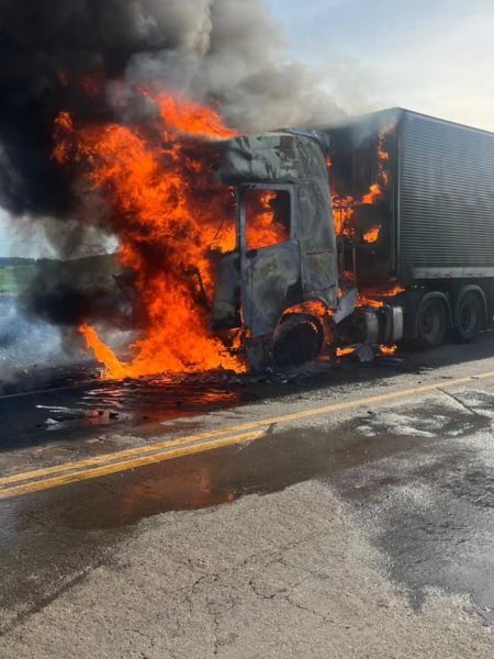 Carreta é destruída por incêndio na BR-285, em Passo Fundo