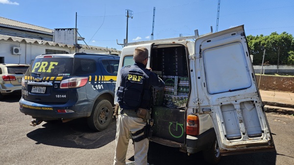 BR-285 IJUÍ> PRF apreende 20 mil maços de cigarros contrabandeados