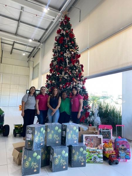 Grupo Ação Socioambiental da SLC Máquinas entrega de doações para prefeitura