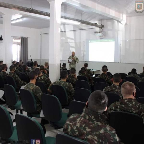 Sargento do Exército Americano realiza palestra na EASA